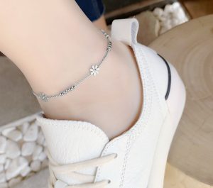 Lắc chân titan hoa cúc cách điệu màu trắng