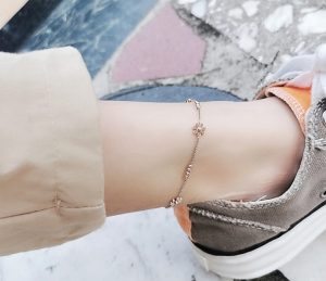 Lắc chân nữ titan hoa cúc cách điệu thời trang Hàn Quốc màu hồng 14k