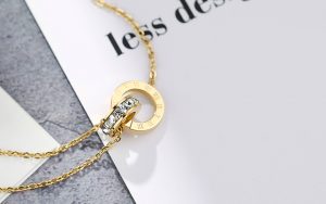 Lắc chân titan 2 khoen tròn số la mã màu vàng 24k