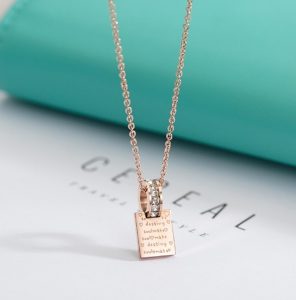 Dây chuyền titan khoen tròn đính đá lồng mặt vuông