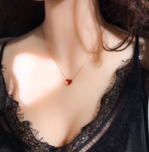 Dây chuyền titan trái tim đen đỏ