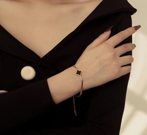 Lắc tay titan mì dẹp hoa 4 cánh LV