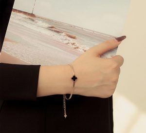 Lắc tay titan mì dẹp hoa 4 cánh LV