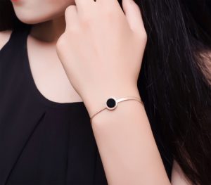 Lắc tay titan mì dẹp mặt tròn đen số la mã