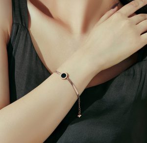 Lắc tay titan mì dẹp mặt tròn đen số la mã