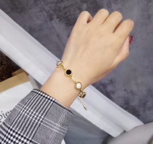 Lắc tay titan số la mã cách điệu