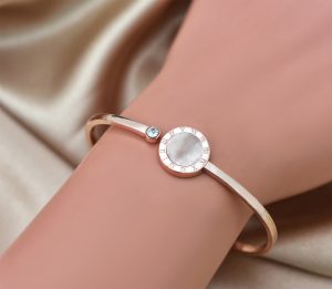 Vòng tay titan số la mã mặt tròn nền cẩm xà cừ màu trắng