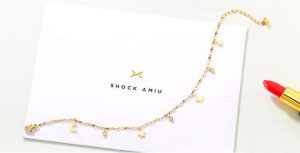 Lắc tay titan trăng sao cách điệu màu vàng