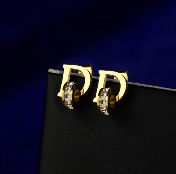 Hoa tai chữ D, bông tai titan thời trang Dior màu vàng