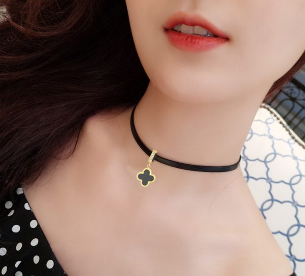 Vòng cổ titan choker màu đen mặt hình hoa 4 cánh đen LV