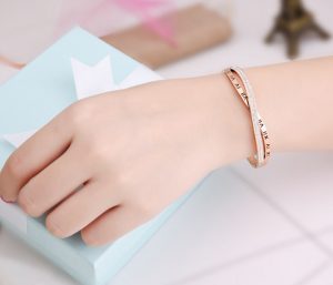 Vòng tay titan số la mã