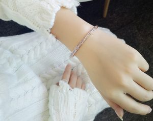 Vòng tay titan 1 hàng đá vuông trắng