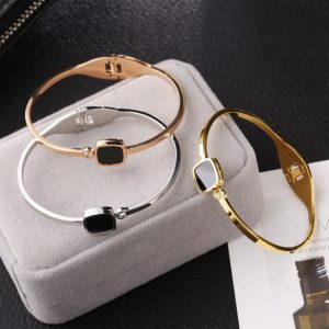 Vòng tay titan mặt hình vuông nền đen thời trang hàn Quốc