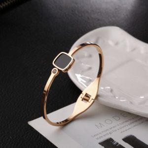 Vòng tay titan mặt hình vuông nền đen thời trang hàn Quốc