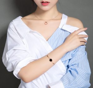 Vòng tay titan mặt hình vuông nền đen thời trang hàn Quốc