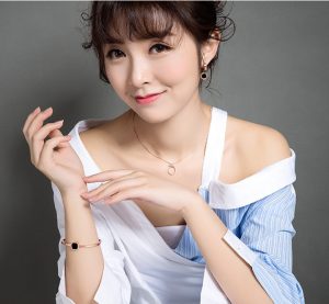 Vòng tay titan mặt hình vuông nền đen thời trang hàn Quốc