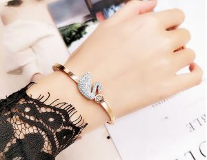 Vòng tay titan thiên nga màu trắng