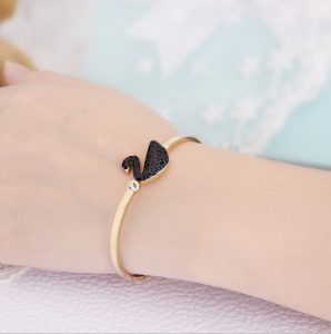 Vòng tay titan thiên nga đen màu vàng 24k