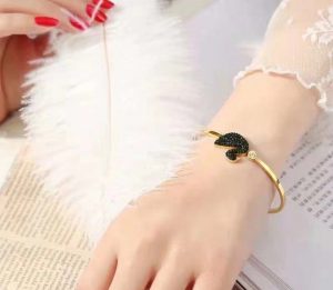 Vòng tay titan thiên nga đen màu vàng 24k