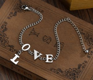 Lắc tay titan chữ love cách điệu