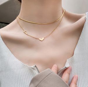 Dây chuyền titan tim cách điệu chữ love phong cách mới