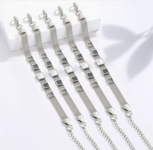 Lắc tay kiểu lưới titan mặt vuông cách điệu màu trắng