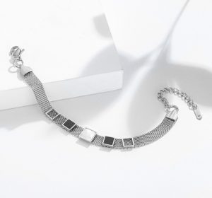 Lắc tay kiểu lưới titan mặt vuông cách điệu màu trắng