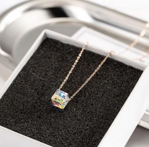 Dây chuyền titan màu hồng 14k xỏ ngang pha lê vuông