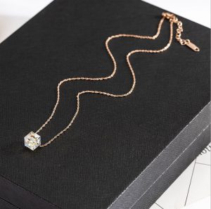 Dây chuyền titan màu hồng 14k xỏ ngang pha lê vuông