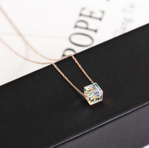 Dây chuyền titan màu hồng 14k xỏ ngang pha lê vuông