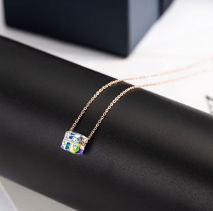 Dây chuyền titan màu hồng 14k xỏ ngang pha lê vuông