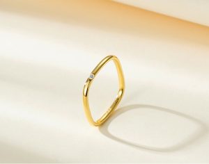 TC139b-Nhẫn titan hình vuông đính viên đá nhỏ