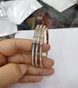 TV103f-Vòng tay titan nữa hàng đá vuông kết hợp xà cừ