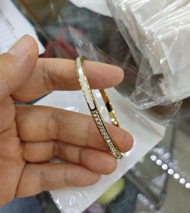 TV103h-Vòng tay titan nữa hàng đá vuông kết hợp xà cừ