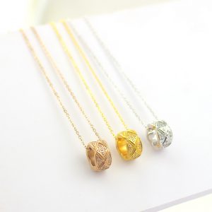 TN402c-Dây chuyền titan chạm hình quả trám đính đá