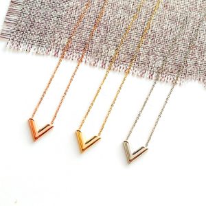 TN491a-Dây chuyền titan chữ V thời trang