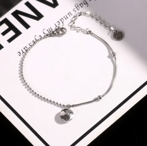 Lắc chân titan lucky
