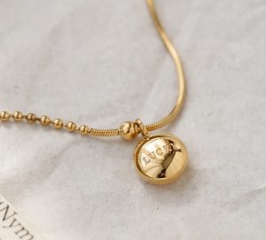 Lắc chân titan lucky