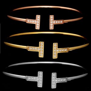 Vòng tay titan nữ 2 chữ T đính đá