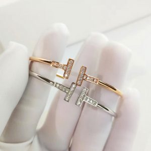 Vòng tay titan nữ 2 chữ T đính đá