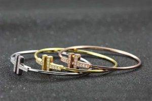 Vòng tay titan nữ 2 chữ T đính đá