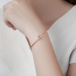 Vòng tay titan nữ 2 chữ T đính đá