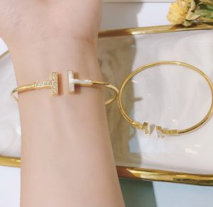 Vòng tay titan nữ 2 chữ T đính đá