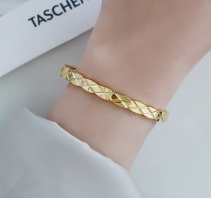 Vòng tay titan bảng 6mm chạm hình quả trám