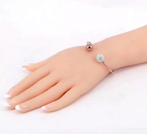 Vòng tay titan 2 đầu bi và trái châu trắng full đá