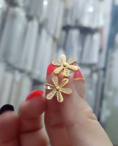 Bông tai titan hoa 6 cánh đính đá cách điệu