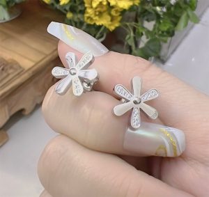 Bông tai titan hoa 6 cánh đính đá cách điệu