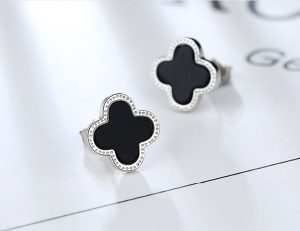 Bông tai titan hoa LV nền đen