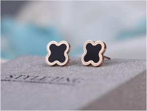 Bông tai titan hoa LV nền đen