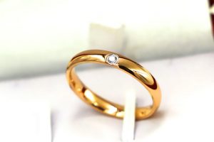 Nhẫn titan bảng mo tròn đính kim cương